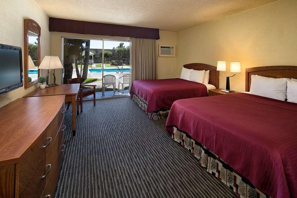 Golden Sails Hotel Long Beach Room photo